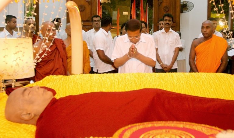 ජනපති නාගොඩ අමරවංශ නාහිමිගේ දේහයට අවසන් ගෞරව දක්වයි