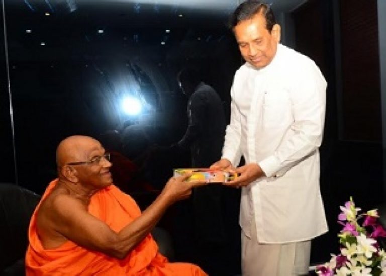 “මුරුත්තෙට්ටුවේ ආනන්ද හිමි” කෘතිය රාජිත සේනාරත්න මහතාට ලබා දෙයි