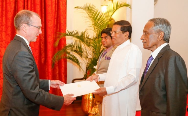 නව තානාපතිවරු සහ මහකොමසාරිස්වරු පස් දෙනෙක් අක්තපත්‍ර භාර දෙති
