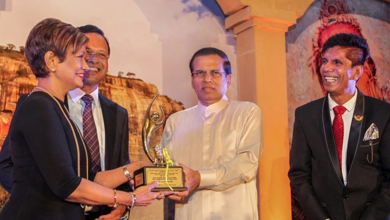 රූපලාවණ්‍ය හා කේශලාවණ්‍ය ශිල්පීන් ජනපති අතින් ඇගයීමට