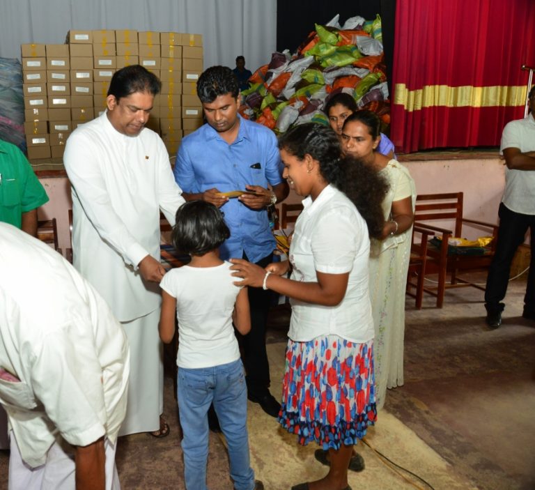 ගංවතුරින් හානියට පත් ඇල්පිටිය ග‍්‍රාම සේවා වසම් 47ක පවුල් 1000කට ආසියානු සංවර්ධන බැංකු ආධාර