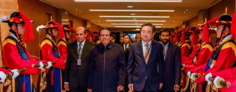 දකුණු කොරියාවෙන් ජනපතිව ඉතා හරසරින් යුතුව පිළිගනී