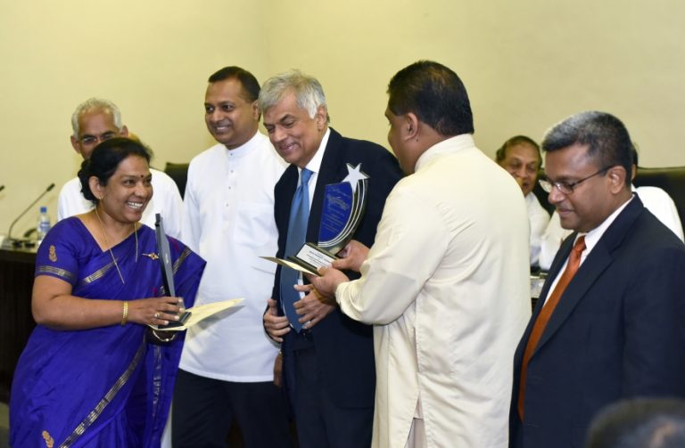 අමාත්‍ය තිගාම්බරම් මහතාගේ අමාත්‍යාංශයට රිදී සම්මානයක්