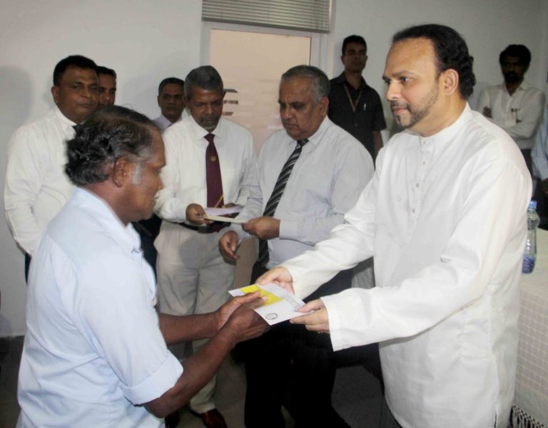 කුඩා තේ වතු හිමියන් 200ට රක්ෂණ වන්දි මුදල්