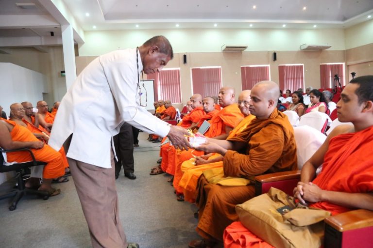 දහම් පාසල් පෙළ පොත් හා විශ්වවිද්‍යාල පුස්තකාල සඳහා 2018 දහම් පොත් බෙදාදෙයි