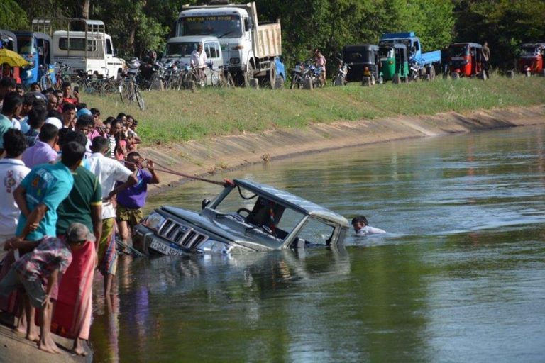 වියානා ඇලට මෝටර් රථයක් පෙරලී 2ක් මරුට