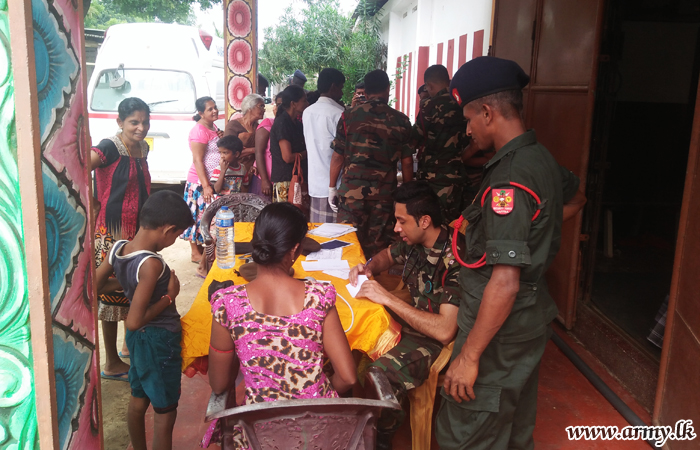 ගංවතුරෙන් පීඩාවට පත් වු යාපනය ජනතාව භට පිරිස් සහාය