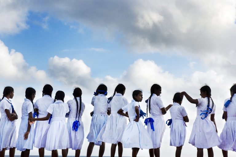 ඉදිරි සතියේ දී පාසල් සිසුන්ට නිල ඇඳුම් වවුචර් පත්