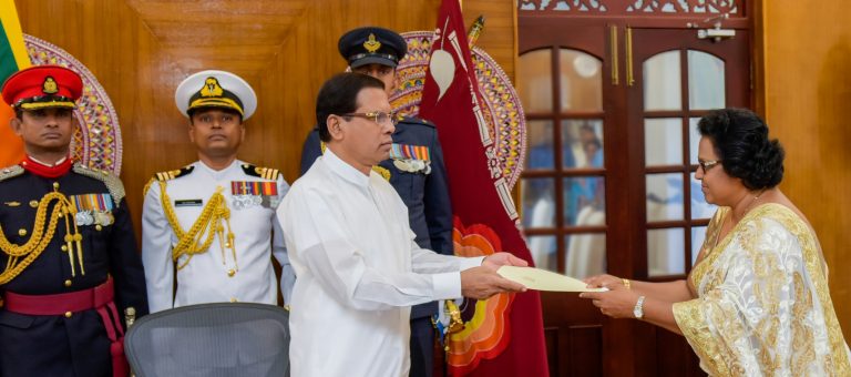 පළාත් සභා රාජ්‍ය අමාත්‍යවරිය ලෙස මන්ත‍්‍රිනී ශි‍්‍රයාණි විජේවික‍්‍රම මහත්මිය දිව්රුම් දෙයි