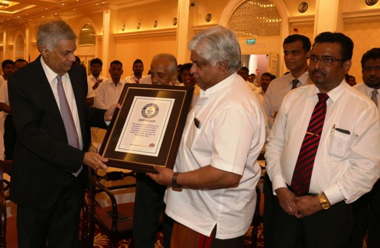 ලොව විශාලතම නත්තල් ගසට ගිනස් වාර්තා සහතිකය පිරිනැමේ