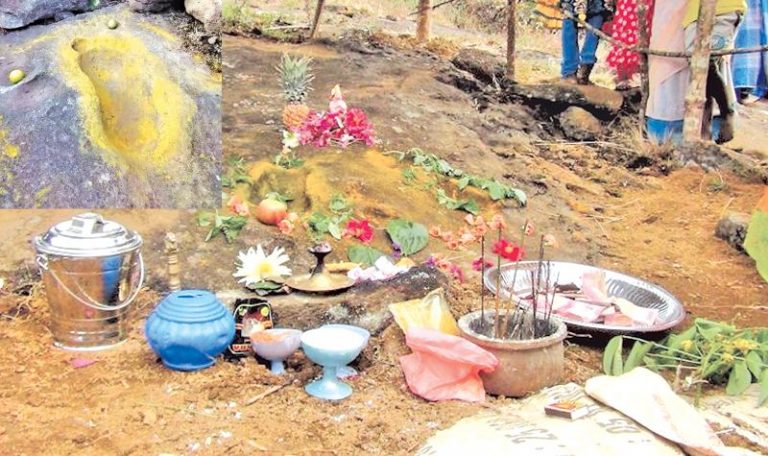 ශ්‍රීපාද රක්ෂිතයට ආසන්නයේ කළු ගල් තලාවක විශාල පාද සටහන් දෙකක්
