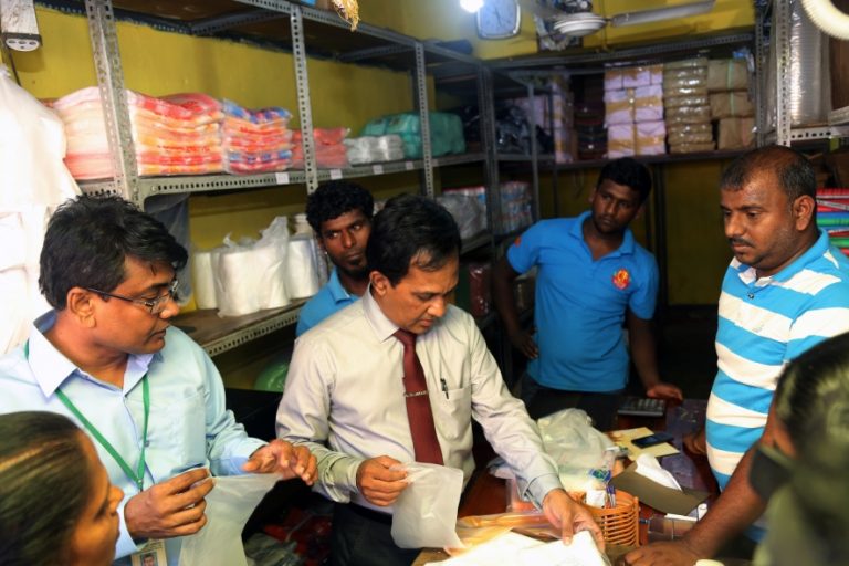 ප්‍රදේශ කිහිපයක තහනමට ලක්කෙරුණු පොලිතීන් වැටලීම අරඹයි
