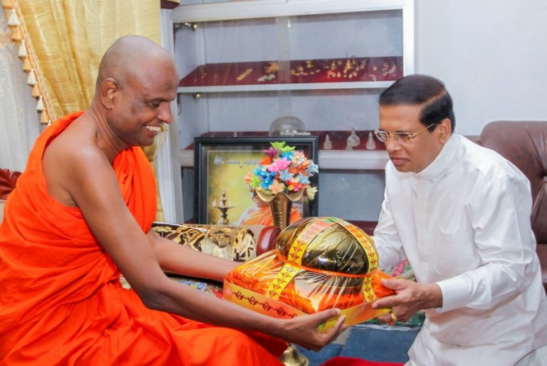 ජනපති රුවන්වැලි මහා සෑය විහාරාධිපති බැහැ දකීයි