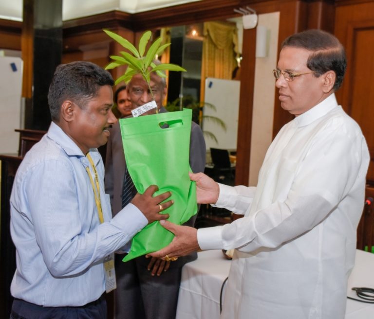 ජනාධිපති කාර්යාලයේ කාර්ය මණ්ඩලය වෙත පැළ බෙදාදීමේ වැඩසටහනක්