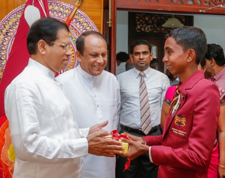 2017 උසස් පෙළ විශිෂ්ටයින්ට තිළිණ ජනපති අතින්