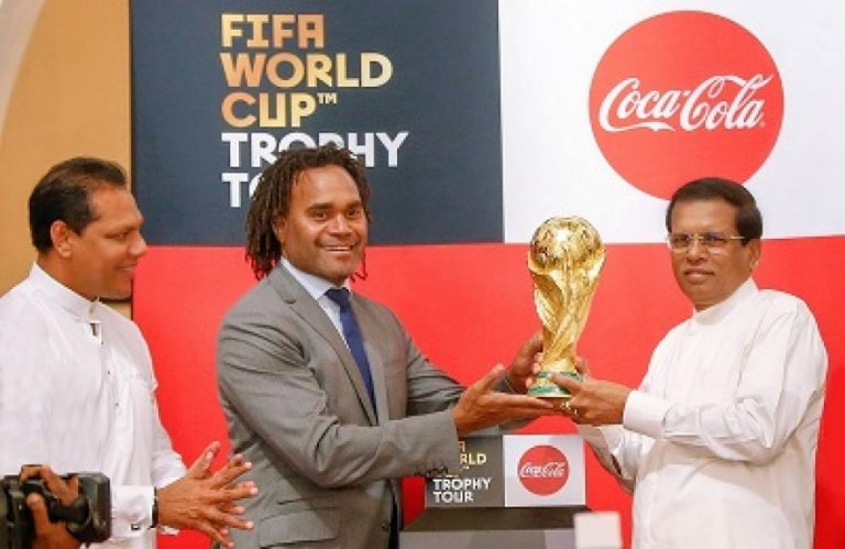 ජනපතිට ලෝක පාපන්දු කුසලානය පිළිගන්වයි