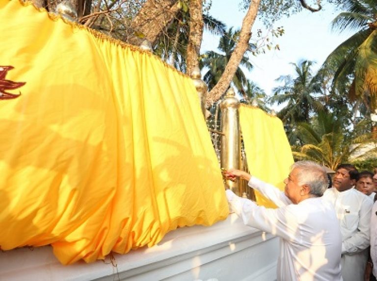 අගමැති සපුගොඩ පුරාණ විහාරස්ථානයේ රන්වැට විවෘත කරයි