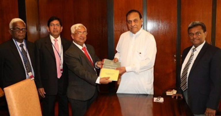 කතානායකට රජයේ ප්‍රසම්පාදන ක්‍රියාවලියේ නිර්නායක ඇතුළත් වාර්තාව භාර දෙයි