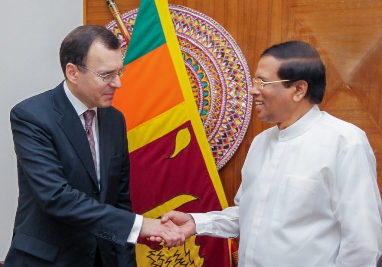 රුසියාවේ රොසැටම් රාජ්‍ය සංස්ථාවේ නියෝජිත පිිරිස සහ ජනපති අතර හමුවක්