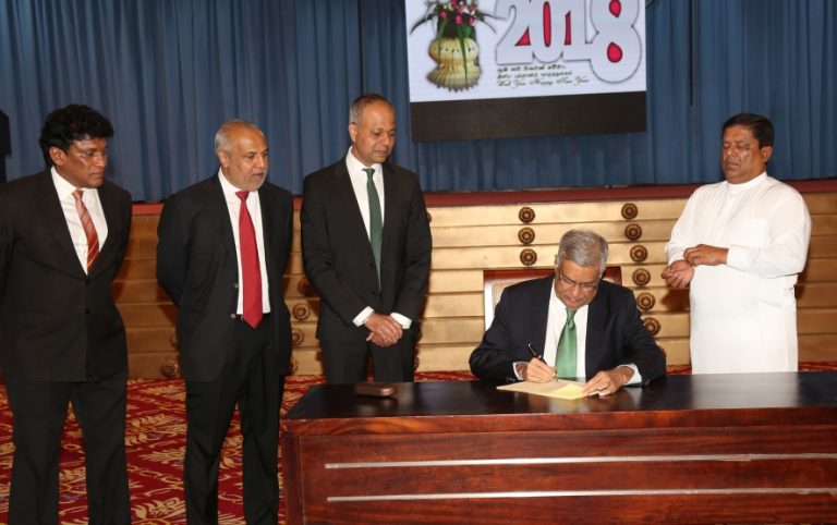 අගමැති මාධ්‍ය උපමාන පාර්ලිමේන්තුවට ඉදිරිපත් කිරීමේ යෝජනාවට අත්සන් තබයි