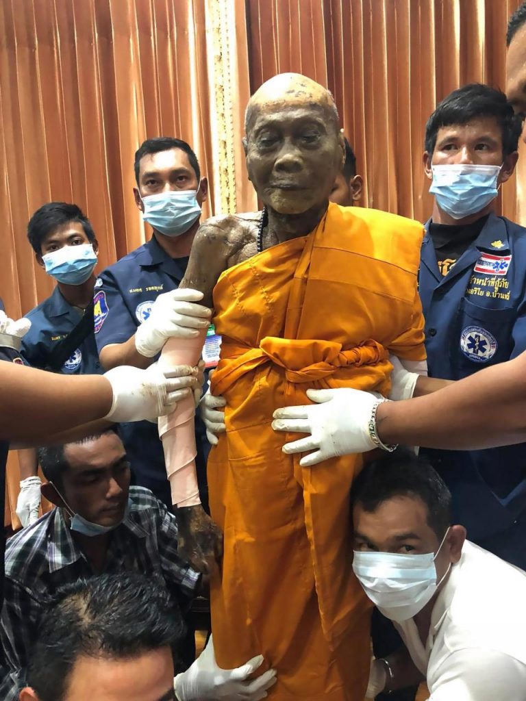 අපවත් වී දෙමසක් ගත වූවත් සිරුර දිරාපත් නොවන භික්ෂුවක් තායිලන්තයේ