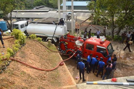 බෝගහගොඩ රබර් කර්මාන්ත ශාලාවේ ගින්න නිවා දැමීමට නාවික හමුදා සහාය