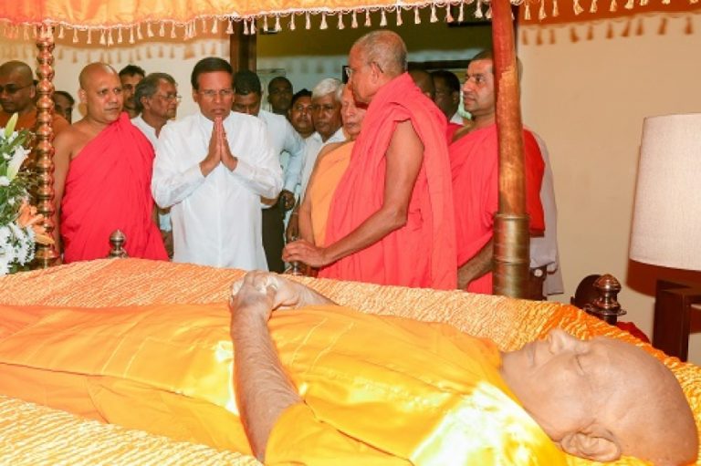 ජනපති මහාචාර්ය පූජ්‍ය බෙල්ලන්විල විමලරතන හිමිපාණන්ගේ දේහයට අවසන් ගෞරව දක්වයි