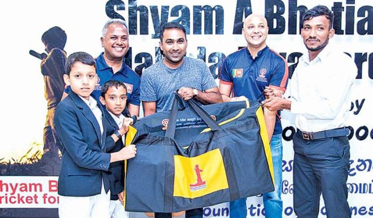 ග්‍රාමීය පාසල් වලට මහේලගෙන් ක්‍රිකට් උපකරණ කට්ටල 50ක්