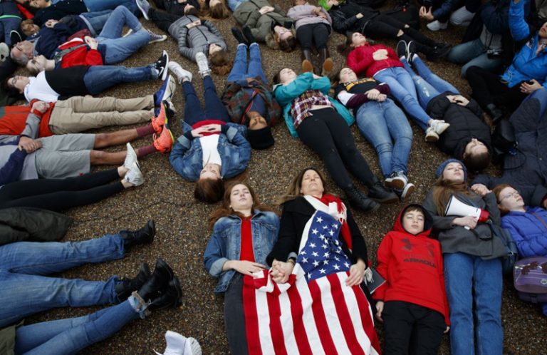 වොෂින්ටනයේ සිසු කණ්ඩායමක් ධවල මන්දිරය ඉදිරිපිට වැතිරී විරෝධතාවක