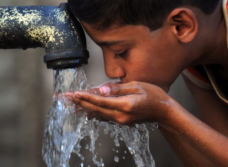 ළමුන් විජලනයෙන් ආරක්ෂා කරගන්න – වැඩි වශයෙන් ජලය පානය කරන්න