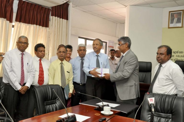 පළාත් සභා ඡන්ද විමසීම සඳහා වූ සීමා නිර්ණ කමිටු වාර්තාව අමාත්‍ය ෆයිසර් මුස්තාෆාට භාරදෙයි