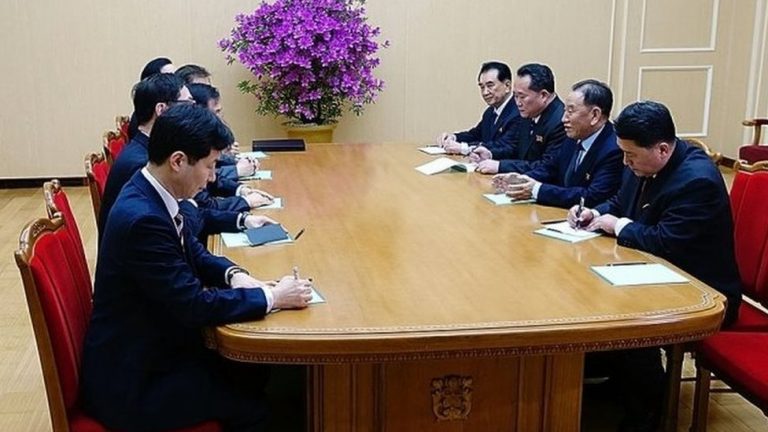 උතුරු කොරියාව හා දකුණු කොරියාවේ නියෝජිතයන් අතර හමුවක්