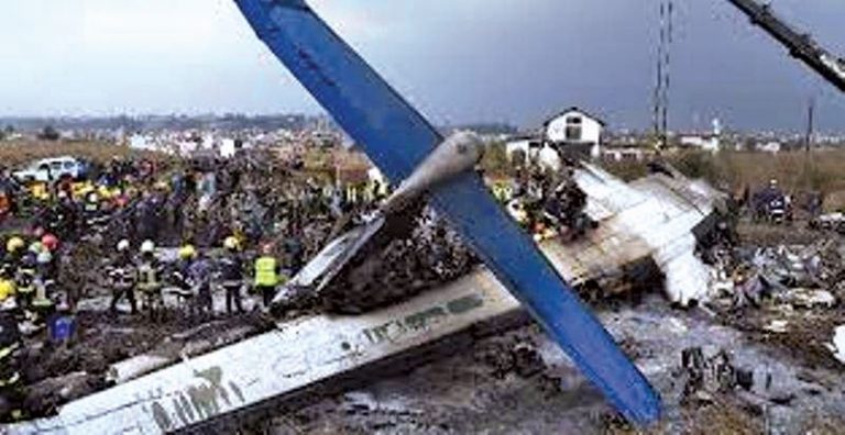 පිලිපීනයේ නිවසක් මතට කුඩා ගුවන් යානයක් කඩාවැටී 10ක් ජීවිතක්ෂයට