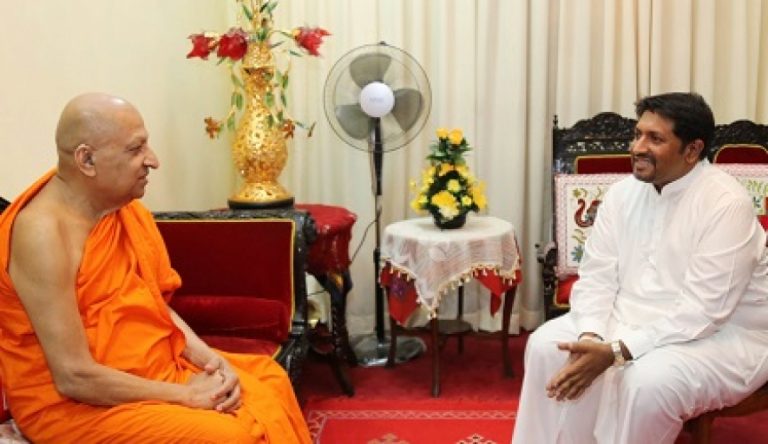 ආරක්ෂක රාජ්‍ය ඇමැති සහ මල්වතු නාහිමියන් අතර විශේෂ සාකච්ඡාවක්