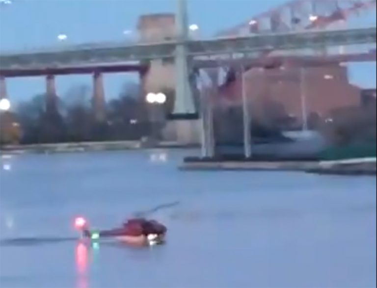 නිව්යොක් නගරයේ ඊස්ට් ගංඟාවට හෙළිකොප්ටර්ක් කඩා වැටී පස් දෙනෙකු මරුට