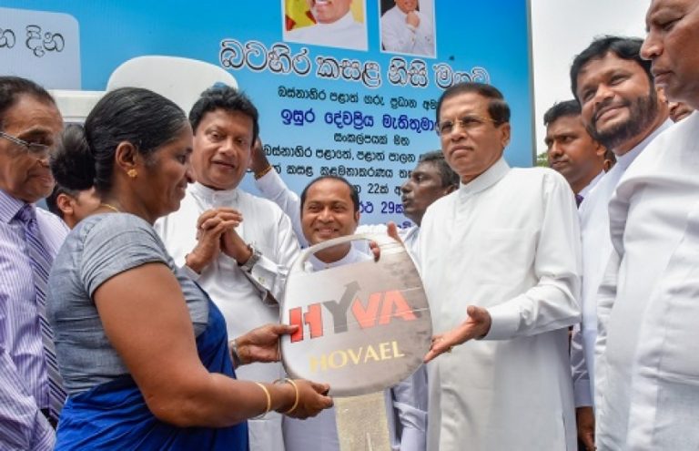 බස්නාහිර පළාතේ පළාත් පාලන ආයතන සදහා කම්පැක්ටර් රථ ලබාදීමේ වැඩසටහනක්