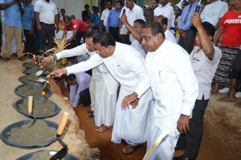 බලපිටිය මුලික රෝහලේ මහල් දහයකින් යුත් ගොඩනැගිලි සංකීර්ණයට මුල්ගල් තබයි