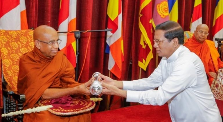 ජනපති සහභාගිත්වයෙන් ශාස්ත්‍රපති අතිපූජ්‍ය ගන්තුනේ අස්සජි ස්වාමින් වහන්සේ වෙත අක්ත පත්‍ර පිළිගන්වයි