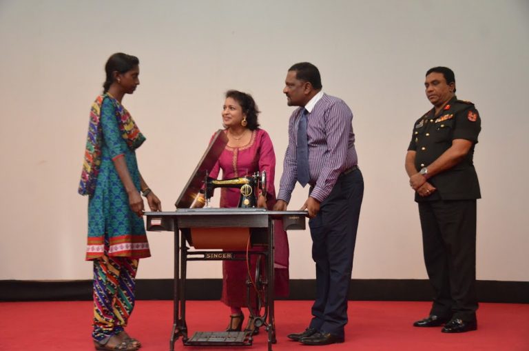 යුධ හමුදාවෙන් අඩු ආදායම් ලාභී පවුල්වල සාමාජිකාවන් 15 දෙනෙකුට මහන මැෂින්