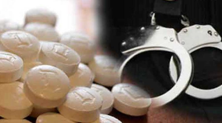මත්පෙති ළඟ තබා ගෙන සිටි පුද්ගලයෙකු අත්අඩංගුවට