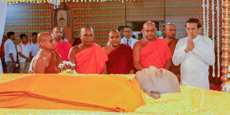 ජනපති අපවත් වී වදාළ පූජ්‍ය දරණාගම කුසලධම්ම හිමියන්ගේ ශ්‍රී දේහයට අවසන් ගෞරව දක්වයි