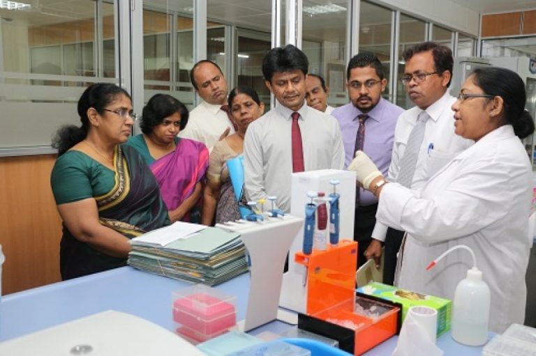 අමාත්‍ය තලතා අතුකෝරළ රජයේ රස පරීක්ෂක දෙපාර්තමේන්තුවේ විශේෂ නිරීක්ෂණ චාරිකාවක