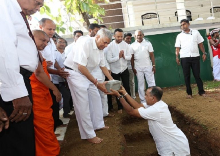 සේදවත්ත වෙහෙරගොඩ විහාරයේ නව භික්‍ෂු නේවාසිකාගාරය සඳහා මුල්ගල් තැබීම සහ රන්වැට ස්ථාපිත කෙරේ