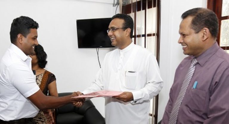 ජපානයේ හෝ ඊශ්‍රාලයේ රැකියා ලබාගැනීම සඳහා අතරමැදියන්ට කිසිදු මුදලක් ගෙවිය යුතු නැහැ – අමාත්‍ය මනූෂ නානායක්කාර