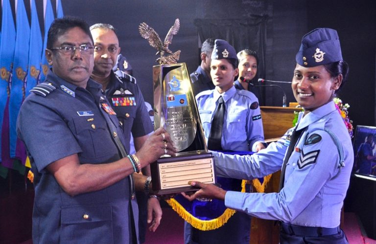 ගිය වසරේ විශිෂ්ඨතම ගුවන් භටයින් වෙනුවෙන් සම්මාන පිරිනැමේ