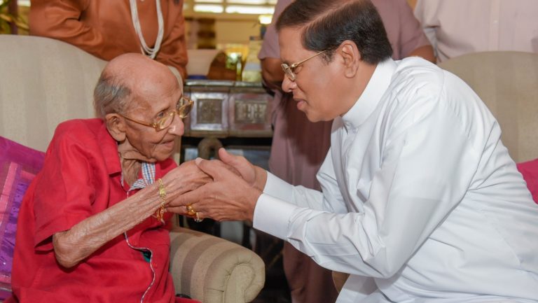 ආචාර්ය ලෙස්ටර් ජේම්ස් පීරිස් මහතාට ජනපතිගෙන් ජන්ම දින සුබපැතුම්