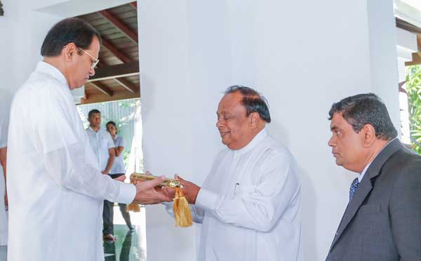 සිංහල හා දෙමළ අලුත් අවුරුදු නැකැත් සීට්ටුව ජනපතිට