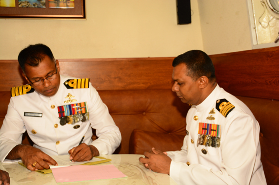 කපිතාන් ධම්මික විජේවර්ධන මහතා ශ්‍රීලංනානෞ නන්දිමිත්‍ර නෞකාවේ අණදෙන නිලධාරී වශයෙන් වැඩ භාර ගනී