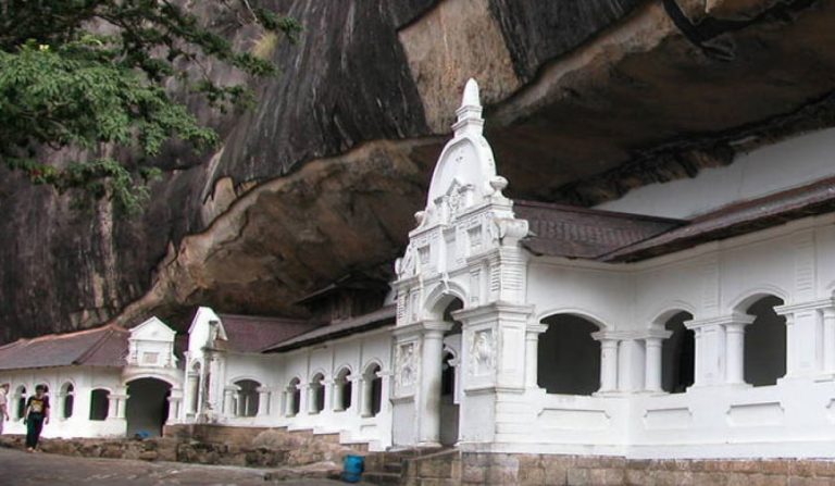 දඹුල්ල පූජාභූමිය අවට මත්පැන් අලෙවි සැල් වැසේ