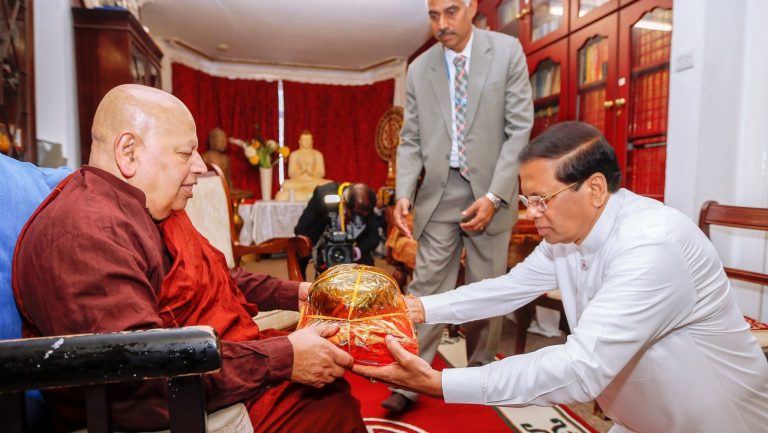 ජනපති ලන්ඩන් නුවර ශ්‍රී සද්ධාතිස්ස බෞද්ධ මධ්‍යස්ථානයේ විහාරාධිපති බැහැ දකීයි